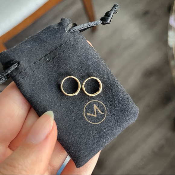 Mejuri Bold Huggie Hoops in 14k Yellow Gold - Picture 6 of 7